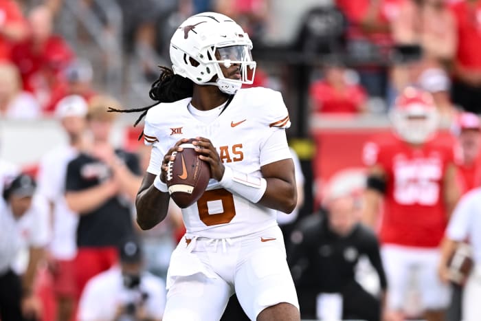 Texas Longhorns quarterback Maalik Murphy (6) looks to pass the ball during the third quarter against the Houston Cougars at TDECU Stadium.
